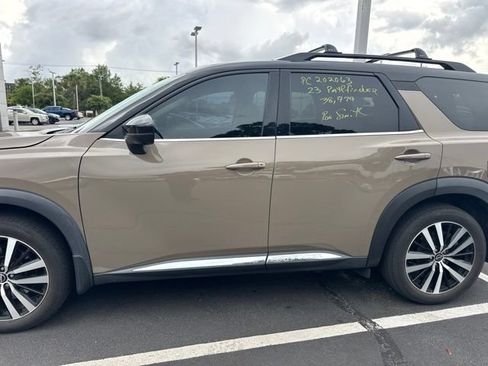 Used 2023 Nissan Pathfinder Platinum w/ Cargo Package AWD/4WD image 6