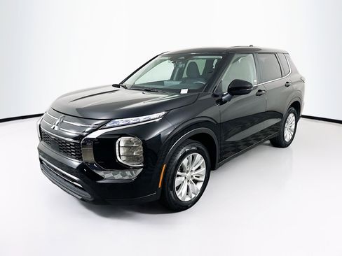 Used 2025 Mitsubishi Outlander ES image 3