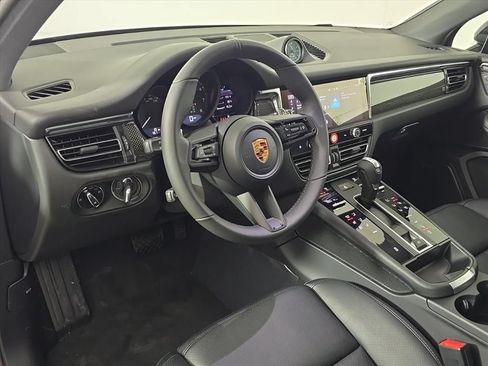 Certified 2026 Porsche Macan AWD/4WD image 4