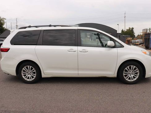 Used 2015 Toyota Sienna XLE w/ XLE Navigation Package FWD image 4