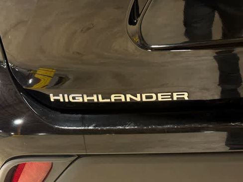 Used 2024 Toyota Highlander LE AWD/4WD image 26