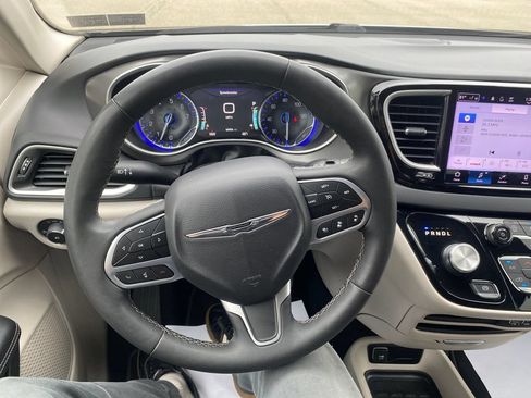 Used 2023 Chrysler Pacifica Touring-L FWD image 14