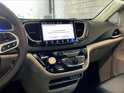 Used 2023 Chrysler Pacifica Touring-L FWD image 11
