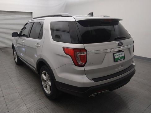 Used 2018 Ford Explorer XLT image 5