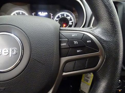 Used 2019 Jeep Cherokee Latitude w/ Popular Appearance Group FWD image 24