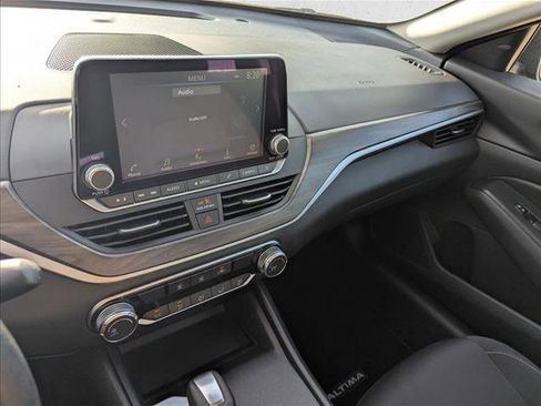 Used 2025 Nissan Altima 2.5 SV FWD image 14