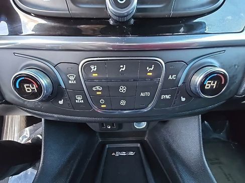 Used 2023 Chevrolet Traverse LT image 20