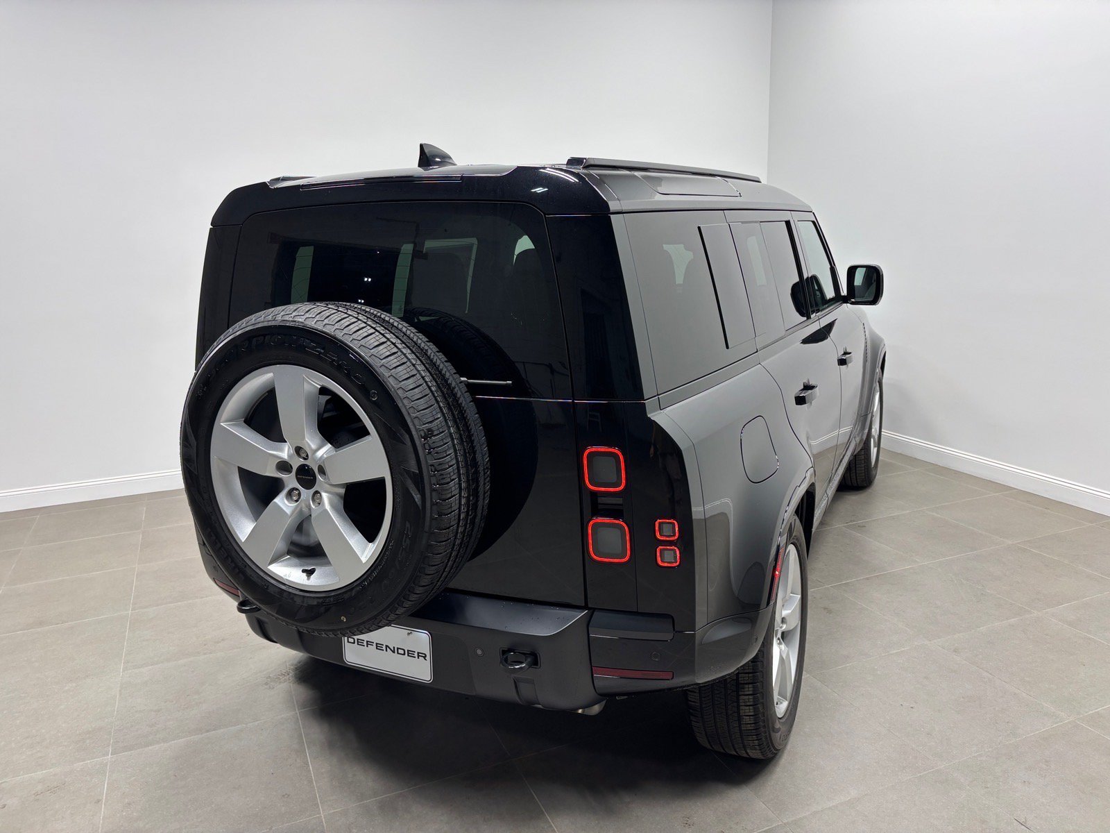 Used 2026 Land Rover Defender 110 X-Dynamic SE AWD/4WD image 7