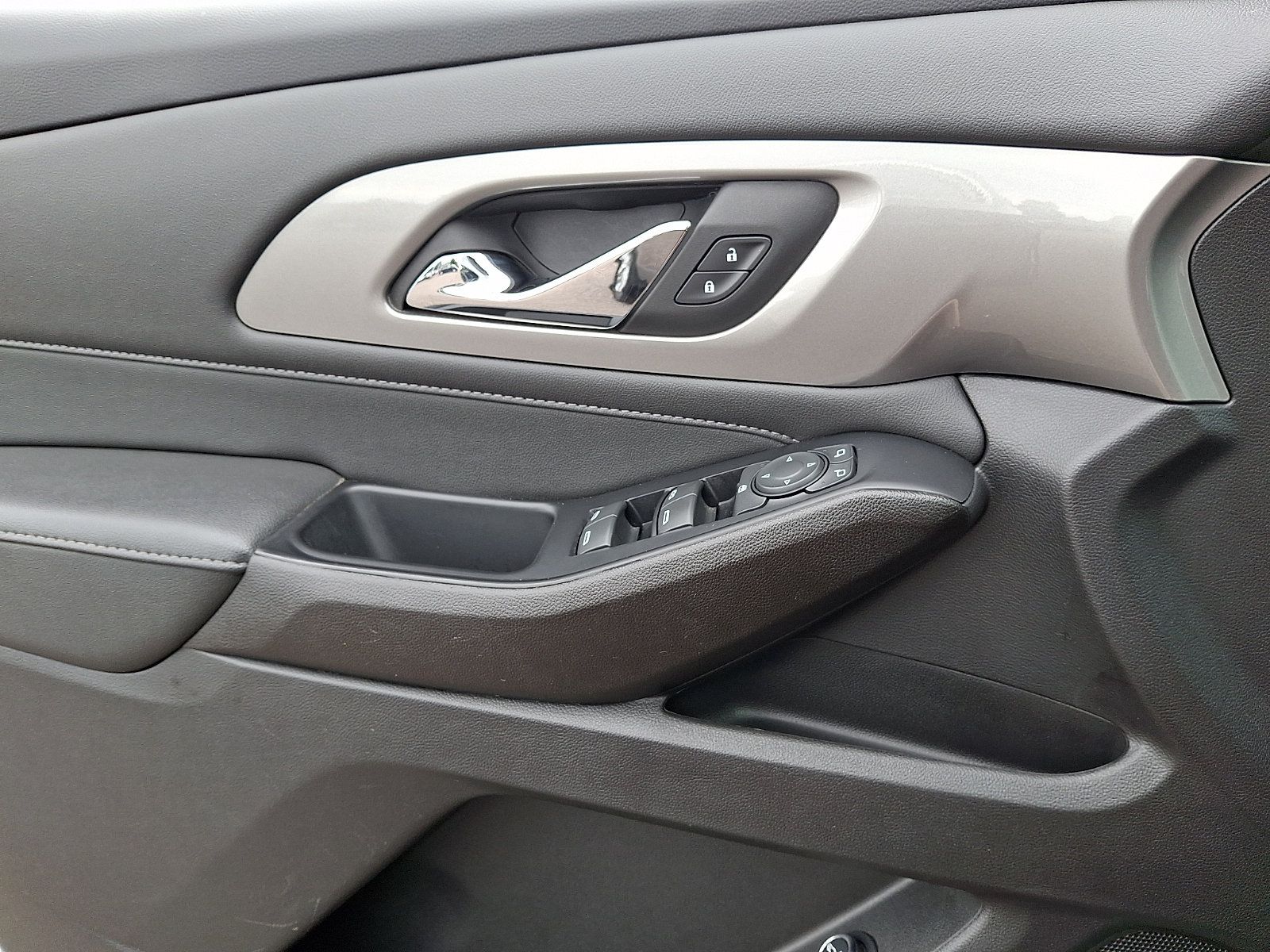 Used 2023 Chevrolet Traverse LT FWD image 21