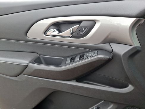 Used 2023 Chevrolet Traverse LT FWD image 21