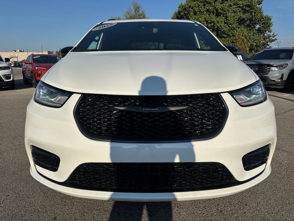 Used 2025 Chrysler Pacifica Limited FWD image 10