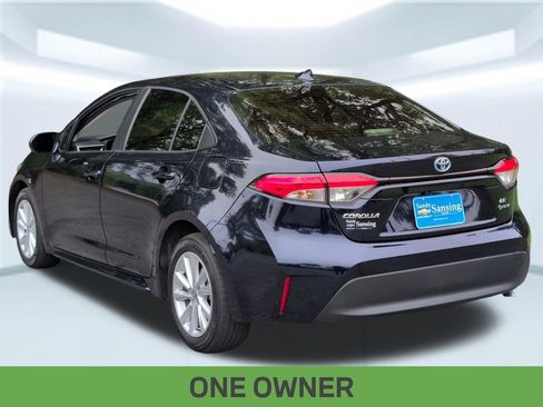 Used 2025 Toyota Corolla LE w/ LE Premium Package FWD image 4