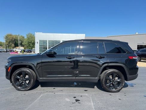 Used 2024 Jeep Grand Cherokee Altitude image 4