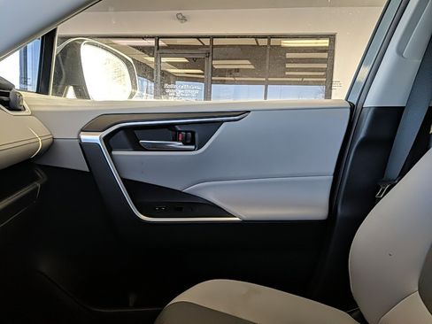 Used 2021 Toyota RAV4 XLE w/ Convenience Package image 24