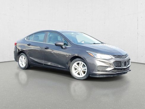 Used 2017 Chevrolet Cruze LT image 2