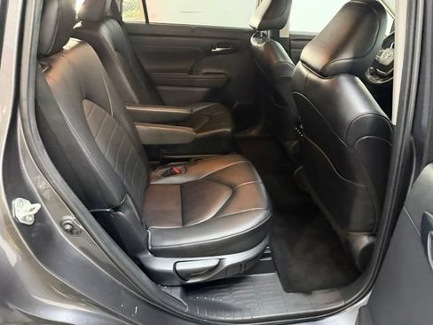 Used 2023 Toyota Highlander XLE AWD/4WD image 44