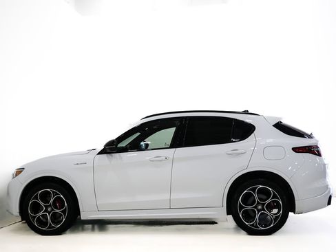 Used 2023 Alfa Romeo Stelvio Veloce AWD/4WD image 6