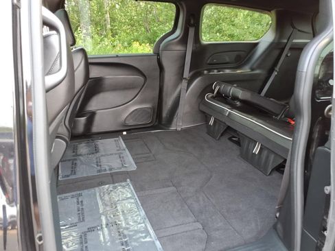 Used 2026 Chrysler Pacifica Limited w/ S Appearance Package FWD image 14