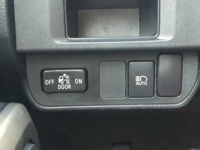 Used 2018 Toyota Tacoma SR5 RWD image 25