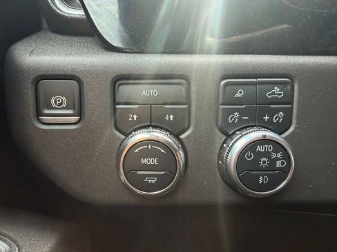 Used 2025 GMC Sierra 1500 SLT AWD/4WD image 24