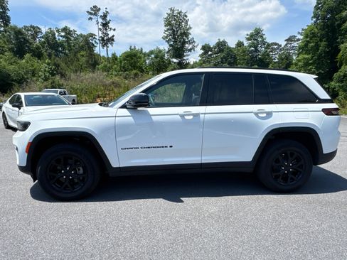 Certified 2024 Jeep Grand Cherokee Altitude RWD image 8