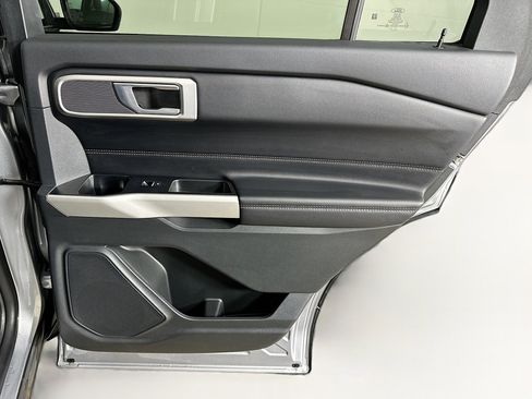 Used 2021 Ford Explorer XLT image 31