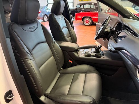 Used 2023 Cadillac XT4 Luxury w/ Cold Weather Package AWD/4WD image 25