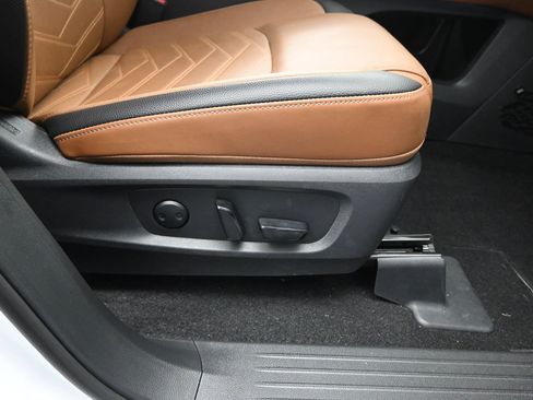 Certified 2025 Nissan Pathfinder Platinum w/ Cargo Package FWD image 16