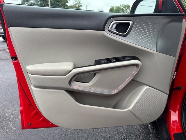 Used 2025 Kia Soul LX FWD image 15