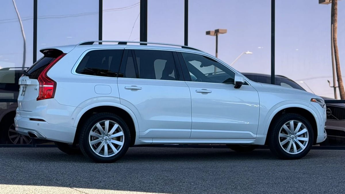 Used 2016 Volvo XC90 T6 Momentum w/ Momentum Plus Package AWD/4WD image 18