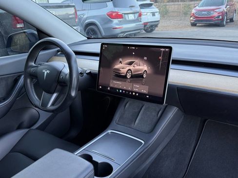 Used 2022 Tesla Model Y Long Range image 22