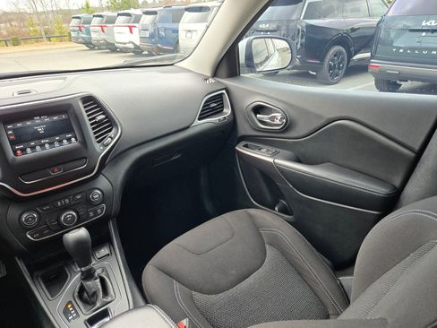 Used 2019 Jeep Cherokee Latitude w/ Popular Appearance Group image 11