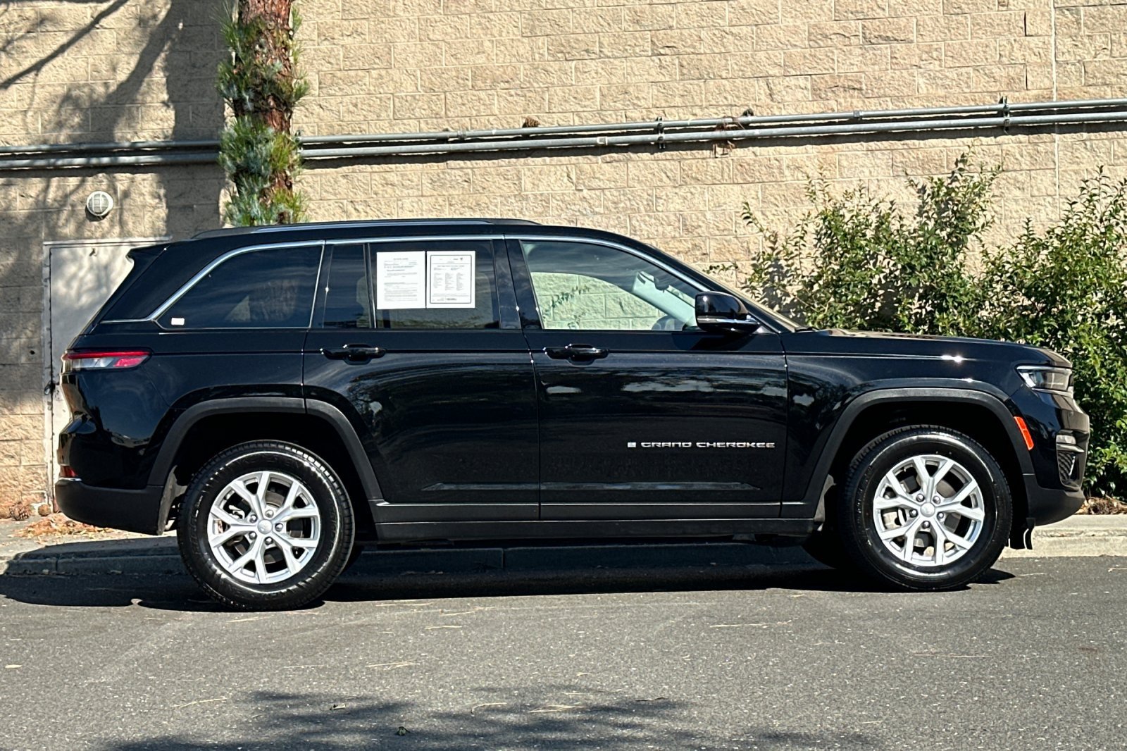 Used 2024 Jeep Grand Cherokee Limited AWD/4WD image 2