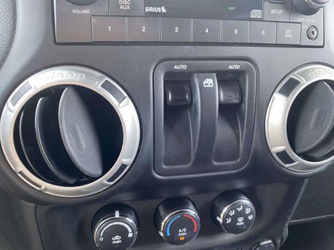 Used 2018 Jeep Wrangler Sahara w/ Connectivity Group AWD/4WD image 22