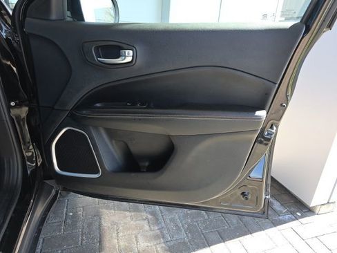 Used 2018 Jeep Compass Latitude w/ Cold Weather Group AWD/4WD image 8