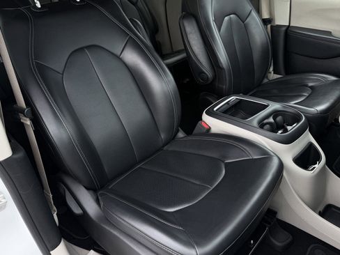Used 2023 Chrysler Pacifica Touring-L FWD image 21