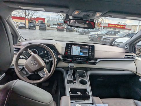 Certified 2023 Toyota Sienna Platinum image 14