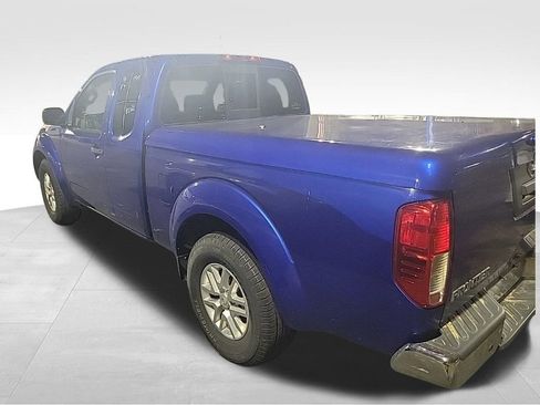 Used 2015 Nissan Frontier SV image 2