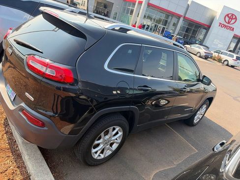 Used 2017 Jeep Cherokee Latitude AWD/4WD image 8