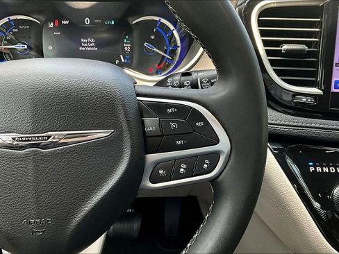 Used 2023 Chrysler Pacifica Touring-L FWD image 13