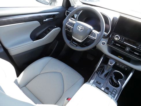 Certified 2025 Toyota Highlander Limited image 9