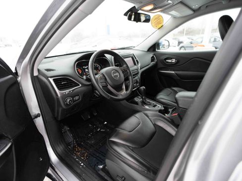 Used 2019 Jeep Cherokee Latitude Plus w/ Cold Weather Group image 8