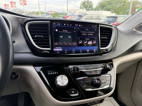 Used 2022 Chrysler Pacifica Touring-L FWD image 18