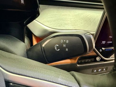 Used 2025 Volkswagen ID. Buzz Pro S RWD image 17