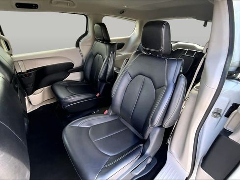 Used 2024 Chrysler Pacifica Limited FWD image 21