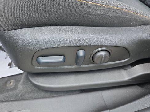 Used 2024 Chevrolet Equinox LT FWD image 17