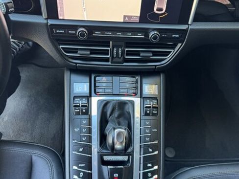 Used 2021 Porsche Macan image 38