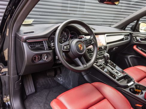 Certified 2026 Porsche Macan AWD/4WD image 4
