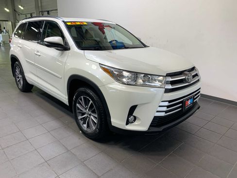 Used 2017 Toyota Highlander XLE image 2