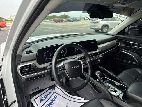 Used 2024 Kia Telluride EX w/ EX Captain's Chair Package image 9